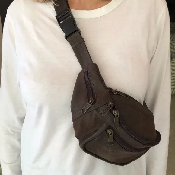 Australian leather crossbody/satchel belt bag w/“Australia” written in gold - Picture 9 of 11